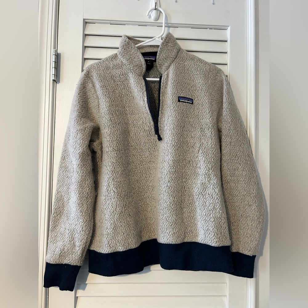 Patagonia Women’s Medium Beige and Black Quarter Zip
